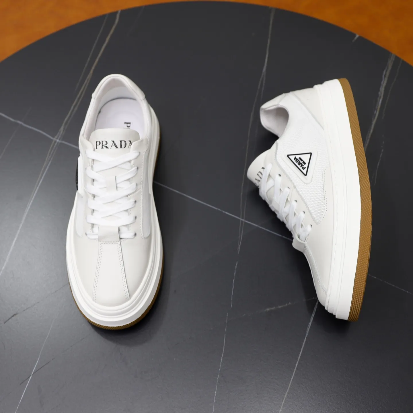 Ex-factory price: 440💰🙅‍♂️🙅‍♂️🙅‍♂️ Brand: PRADA Standard code: 38–44 (45 can be customized) Grade: Same as the official website Material: Original cowhide fabric Comfortable pigskin lining Lightweight wear-resistant outsole Style category: Men's fashionable casual shoes and boots Running sports shoes Distinguished luxury brand elements Top luxury Color: actual picture color